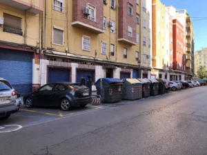 Alquiler y venta de local comercial en Calle Democracia, Valencia. Foto Exterior